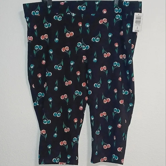 🍒NWT Torrid cherry capri  leggings - Picture 2 of 7